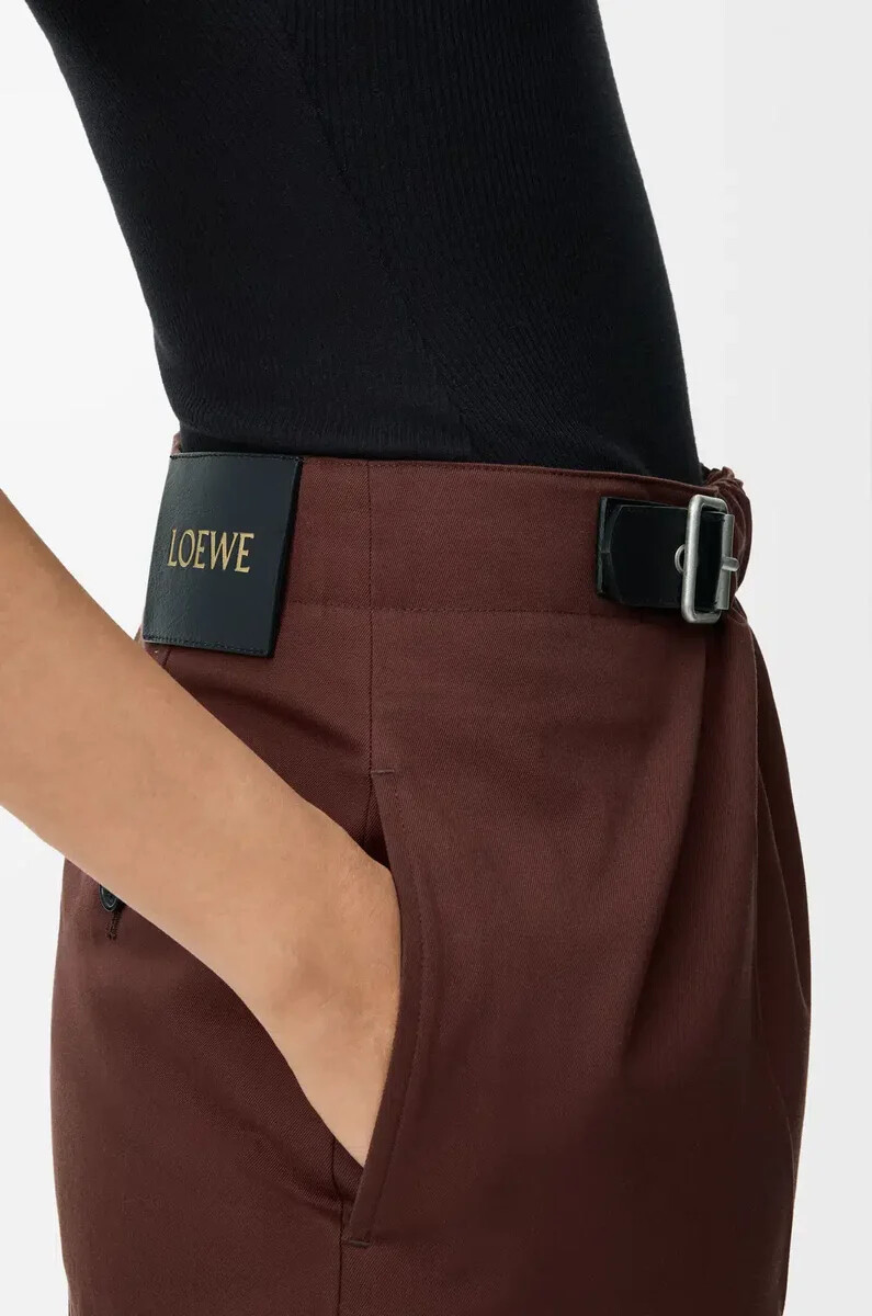 pantalón cropped con cinturón en algodón y seda café