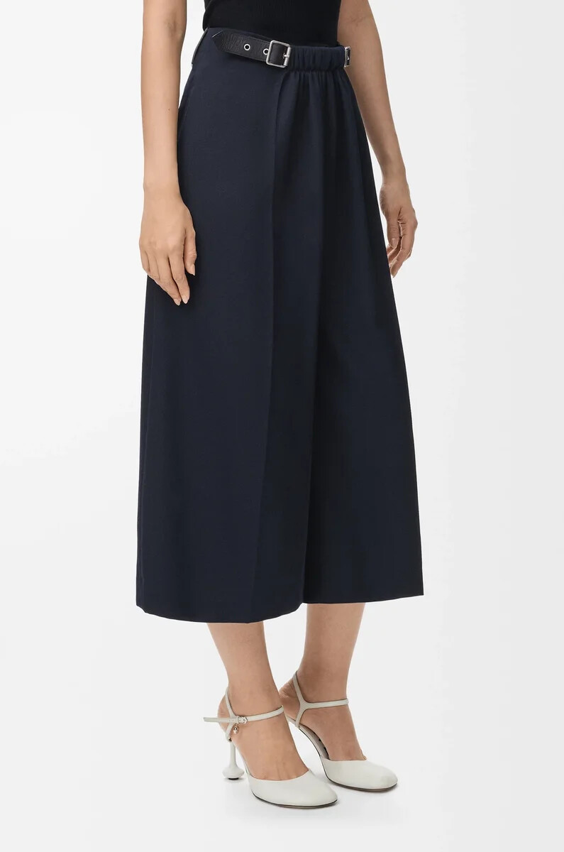 pantalón cropped con cinturón en lana azul marino