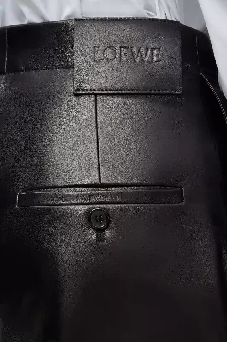 pantalón con cinturón en napa de cordero negro