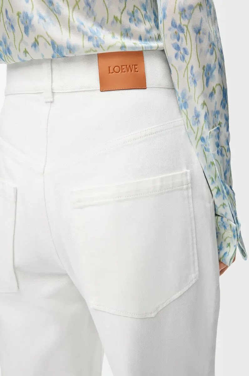 vaqueros holgados con anagrama en denim blanco