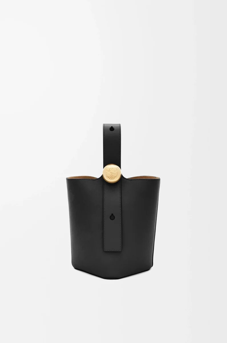 mini cubo pebble en piel de becerro lisa negro