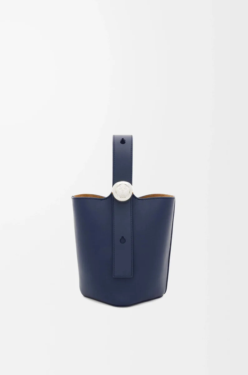 cubo mini pebble en piel de becerro lisa azul abismo