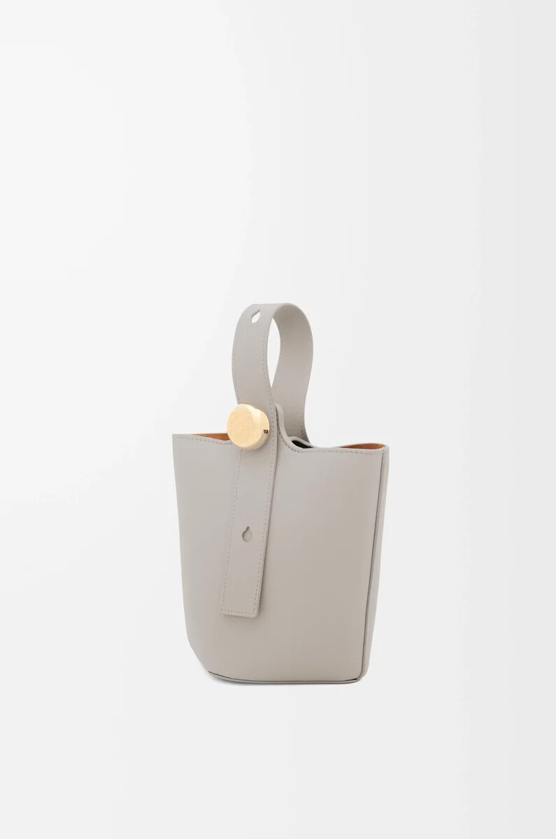 cubo mini pebble en piel de becerro lisa color gris concha