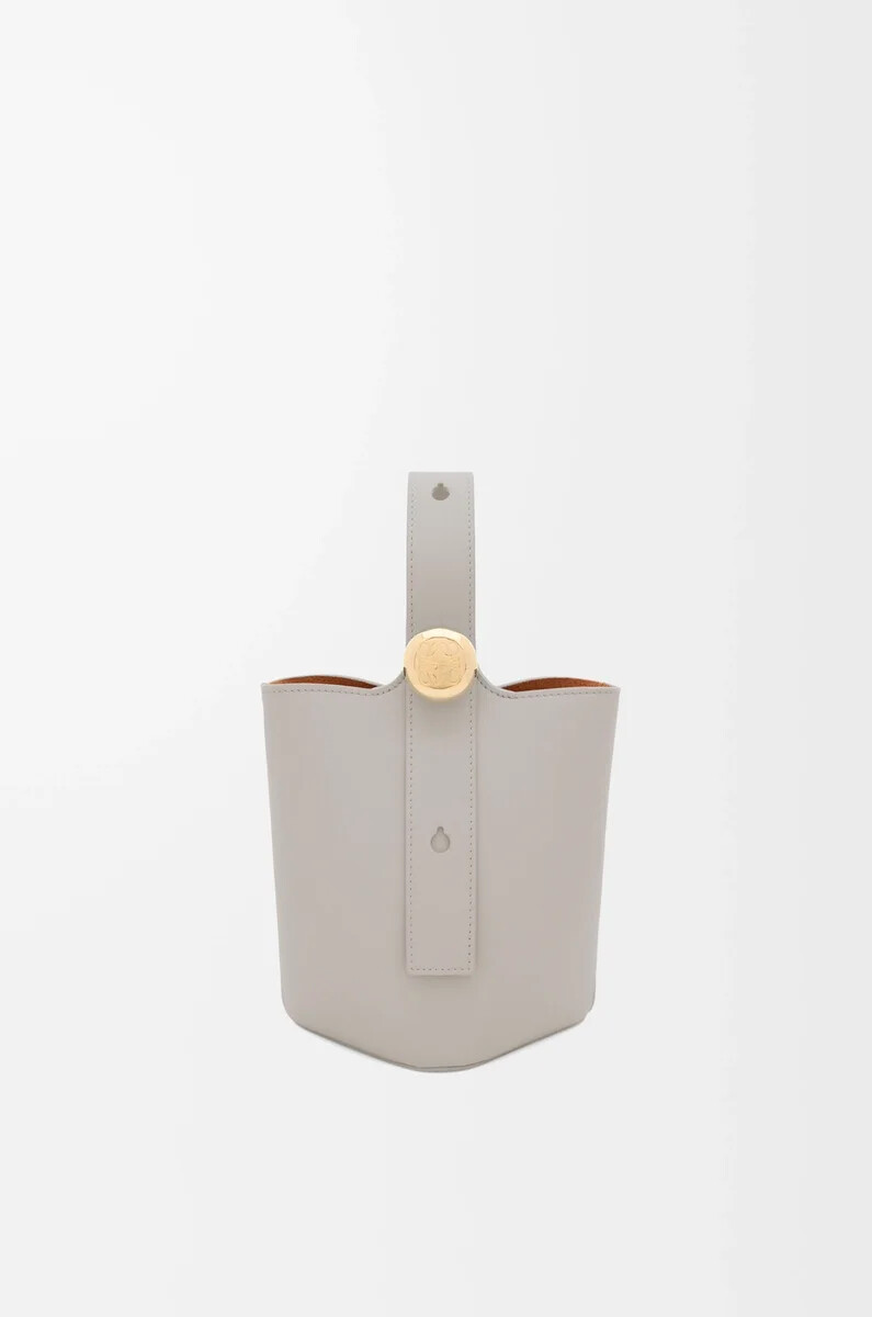 cubo mini pebble en piel de becerro lisa color gris concha
