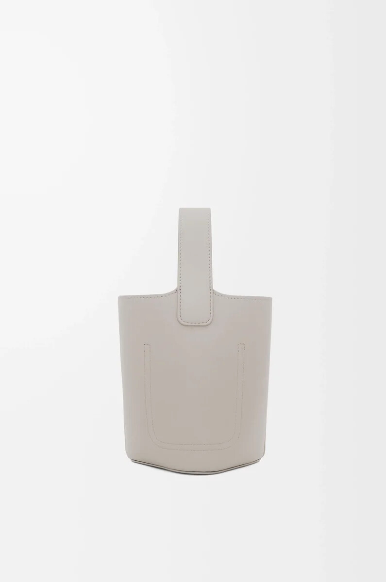 cubo mini pebble en piel de becerro lisa color gris concha