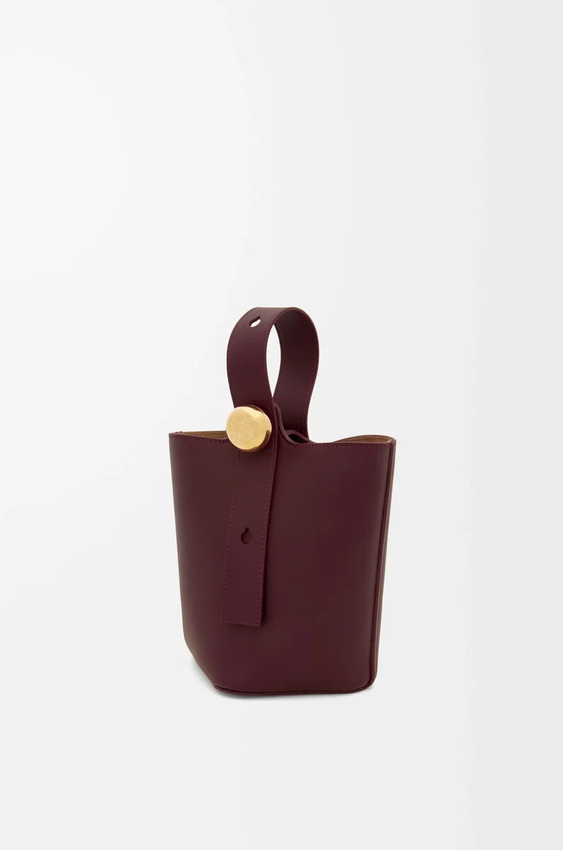 cubo mini pebble en piel de becerro lisa color burdeos oscuro