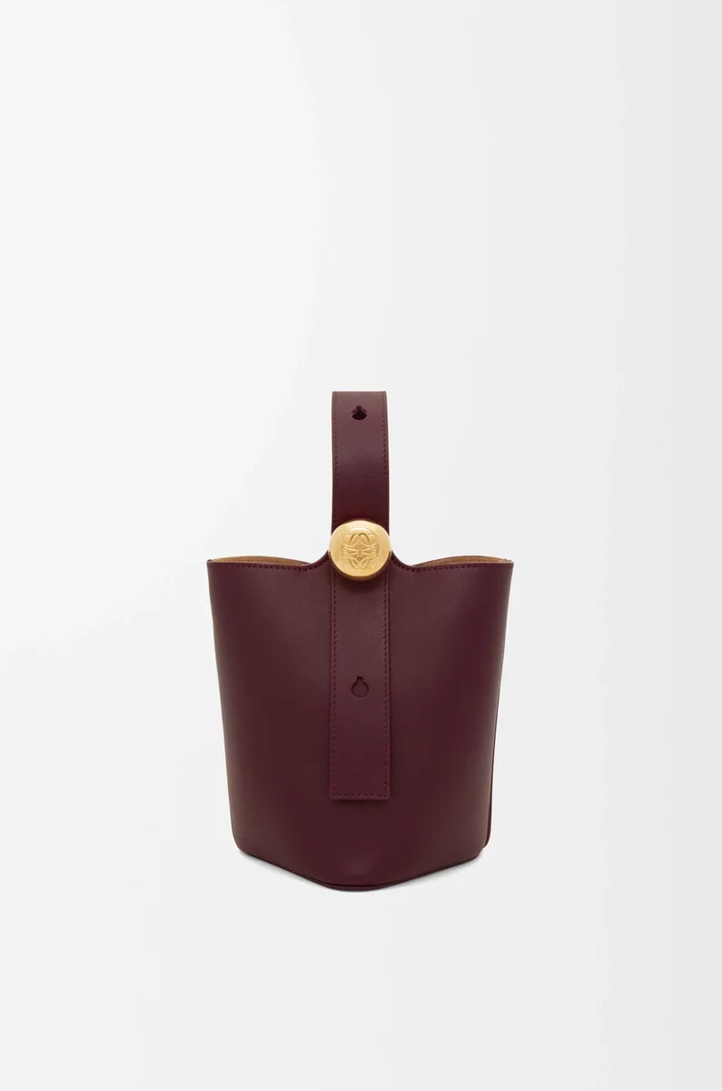 cubo mini pebble en piel de becerro lisa color burdeos oscuro