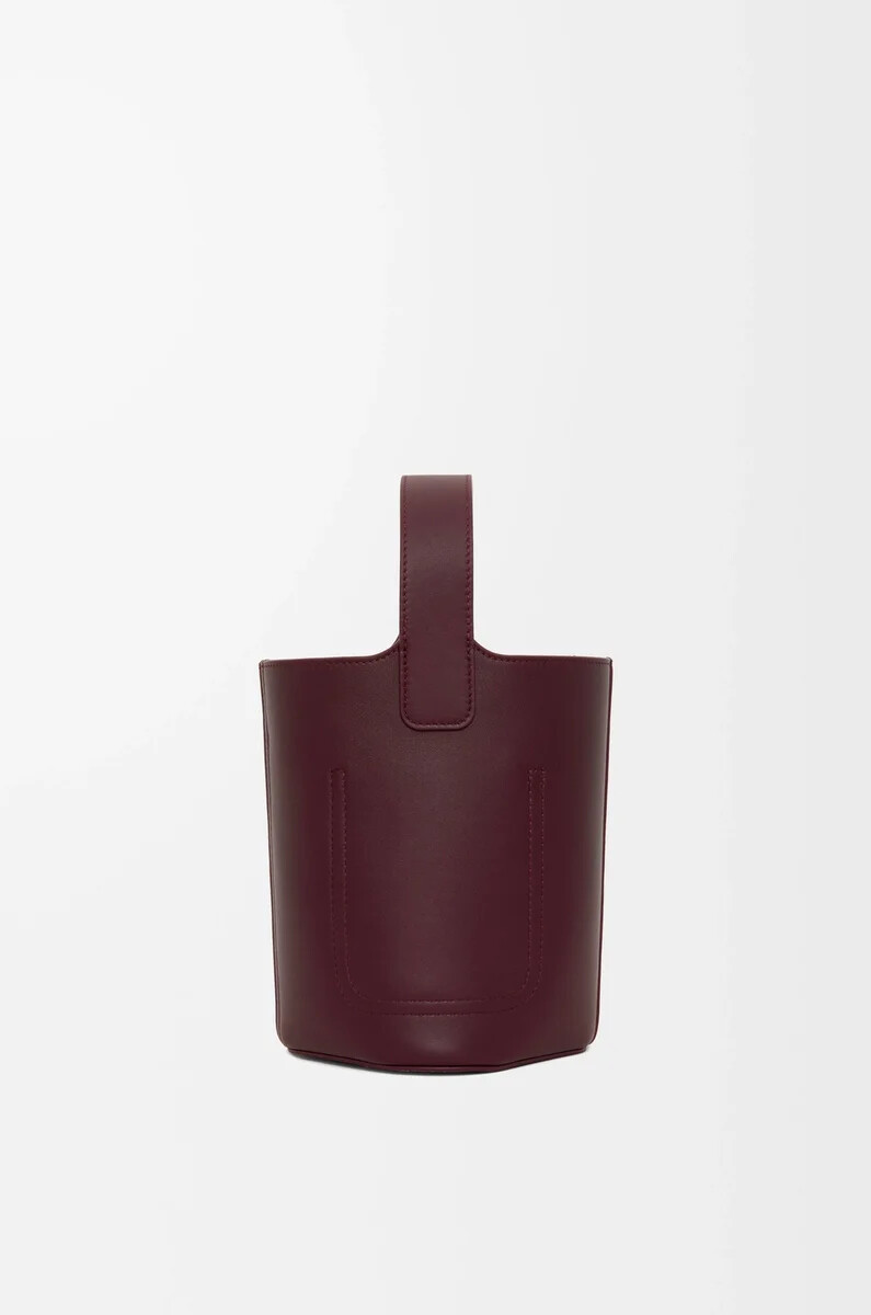 cubo mini pebble en piel de becerro lisa color burdeos oscuro
