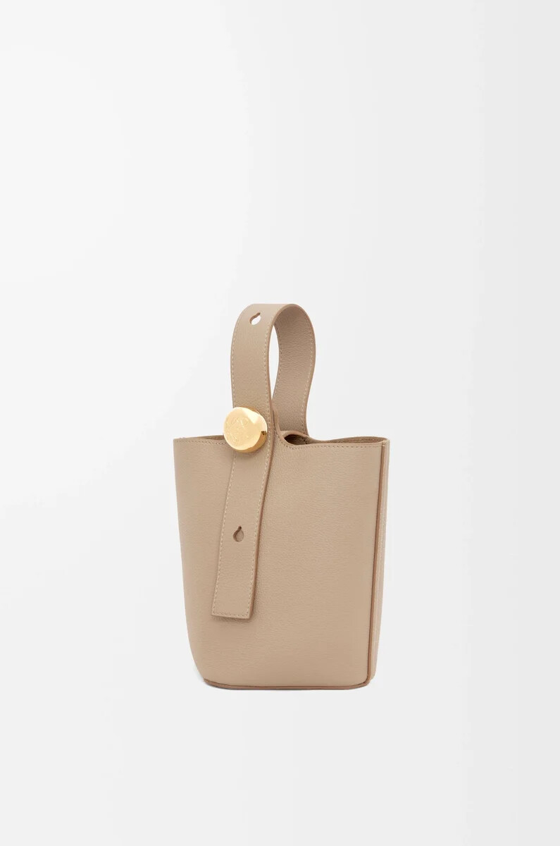 bolso mini pebble bucket en piel de becerro granulada suave color arena