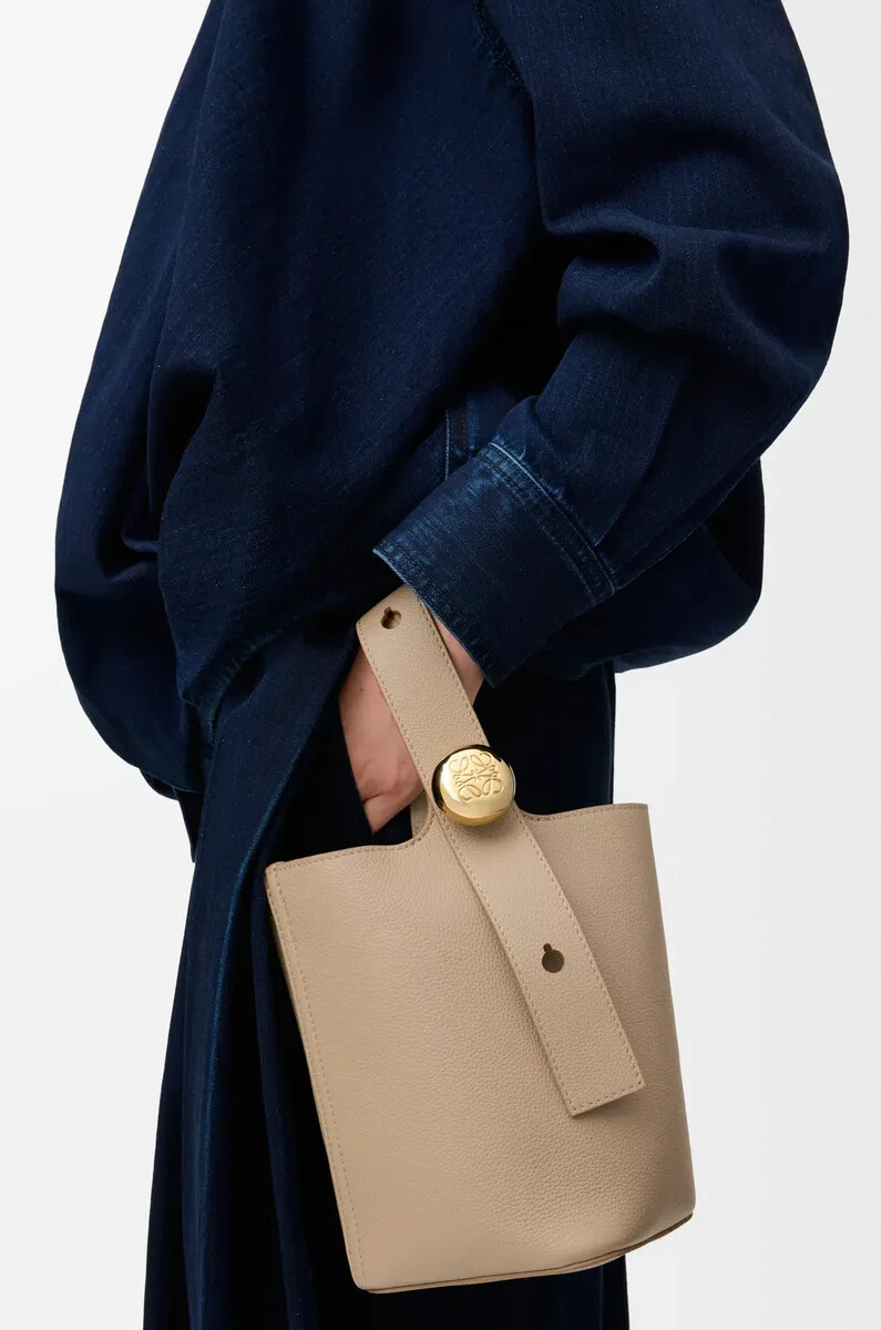 bolso mini pebble bucket en piel de becerro granulada suave color arena