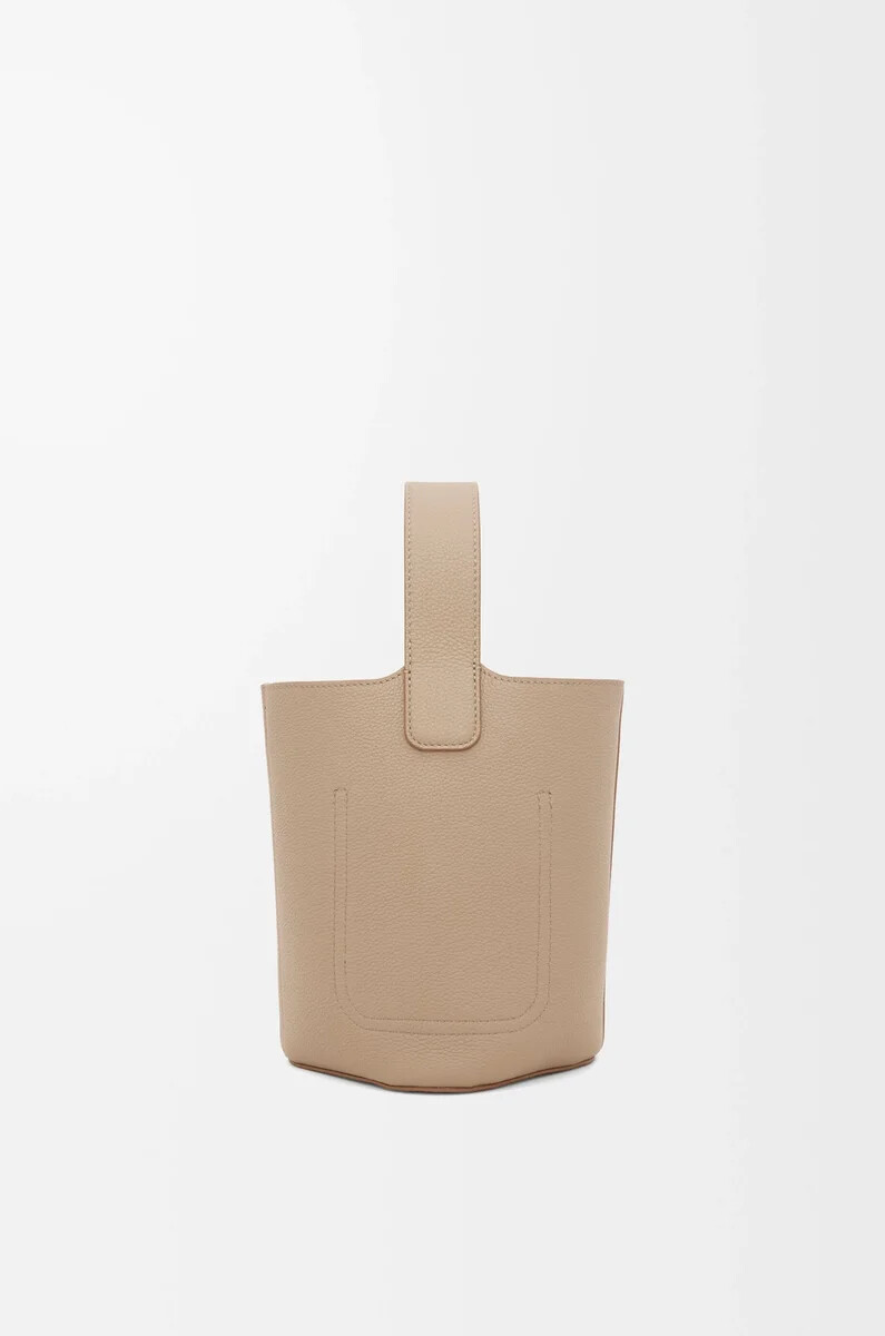 bolso mini pebble bucket en piel de becerro granulada suave color arena