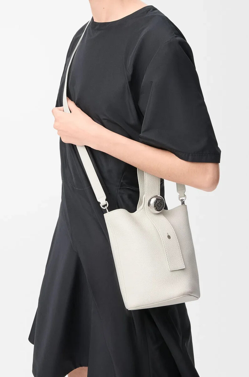 bolso mini pebble bucket en piel de becerro granulada suave blanco suave