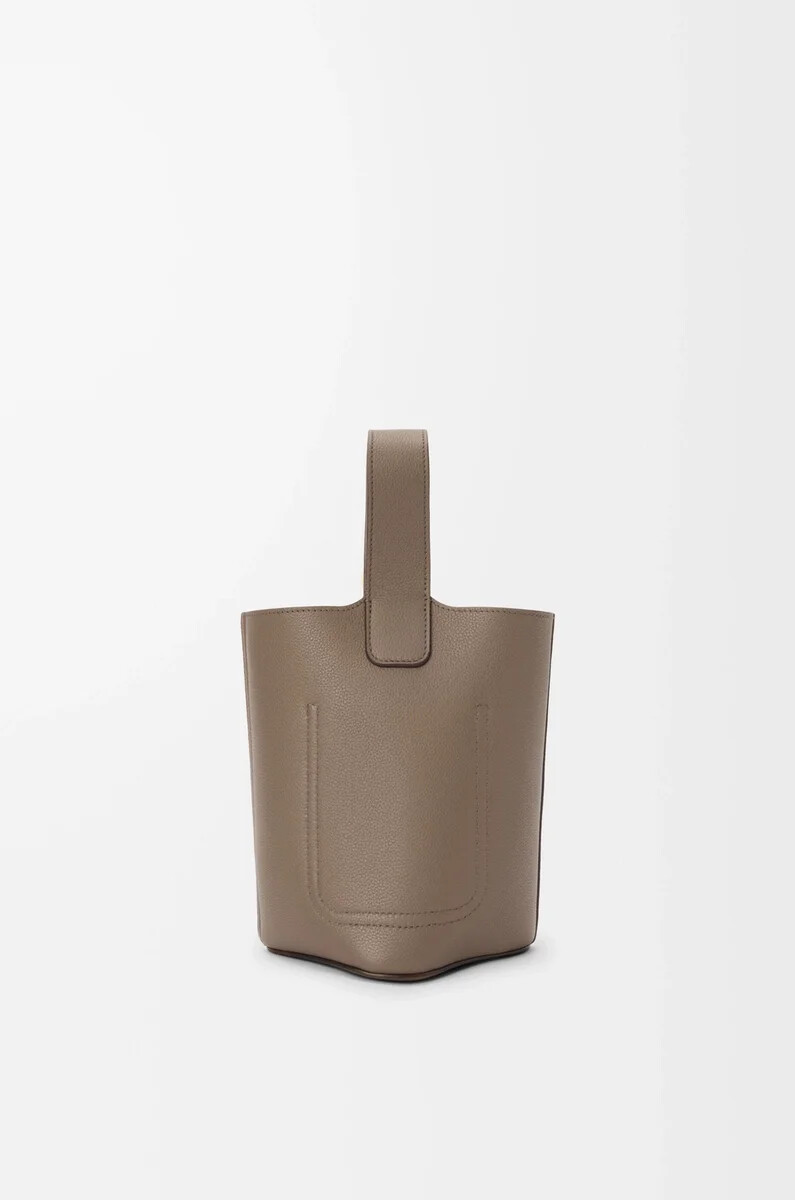 cubo mini pebble en piel de becerro granulada suave color taupe
