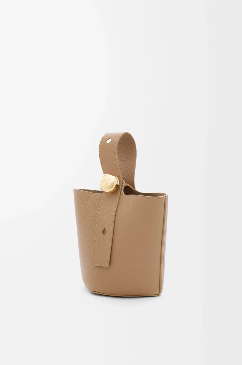 cubo mini pebble en piel de becerro granulada suave latte