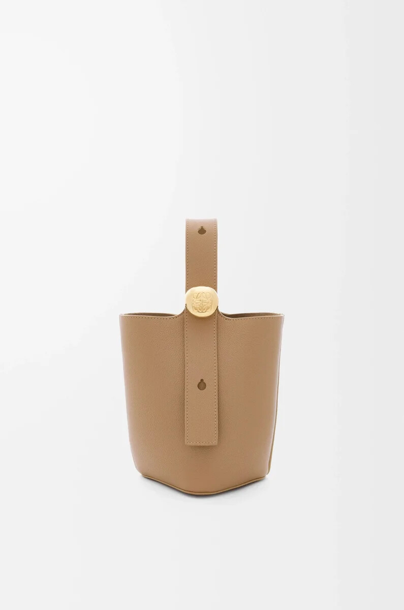 cubo mini pebble en piel de becerro granulada suave latte