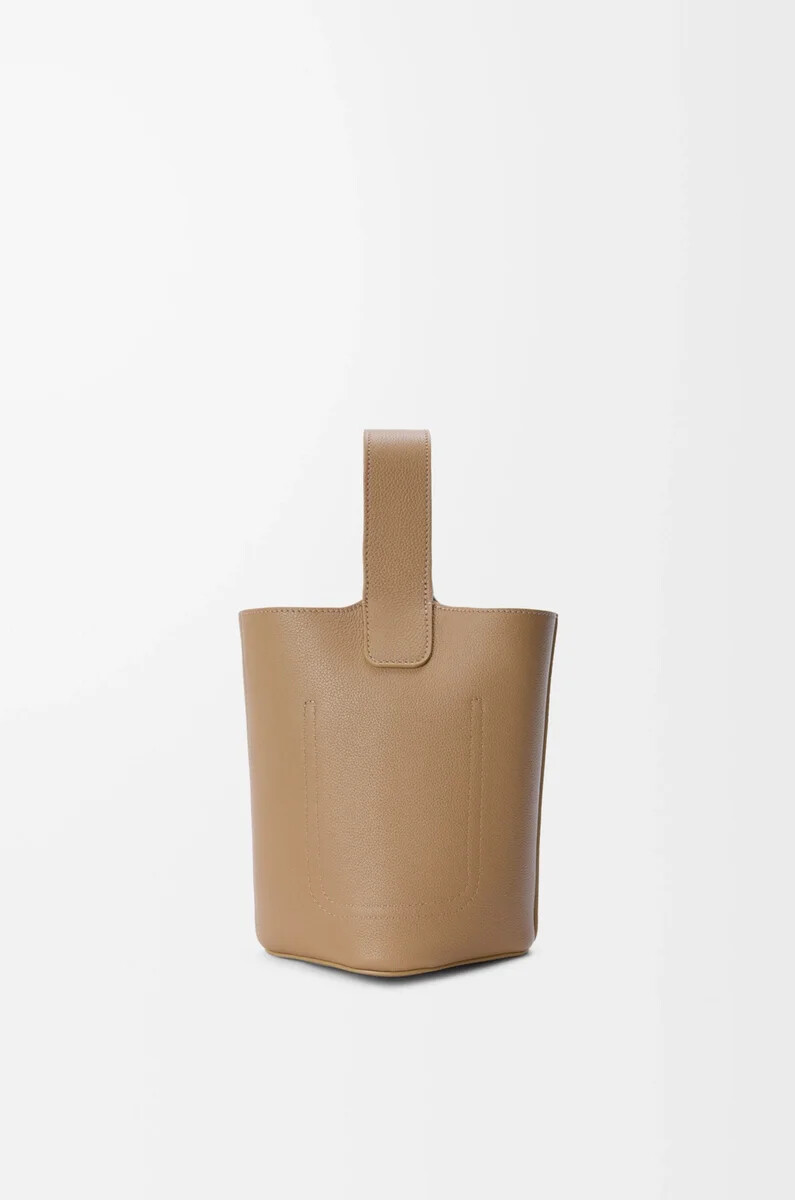 cubo mini pebble en piel de becerro granulada suave latte