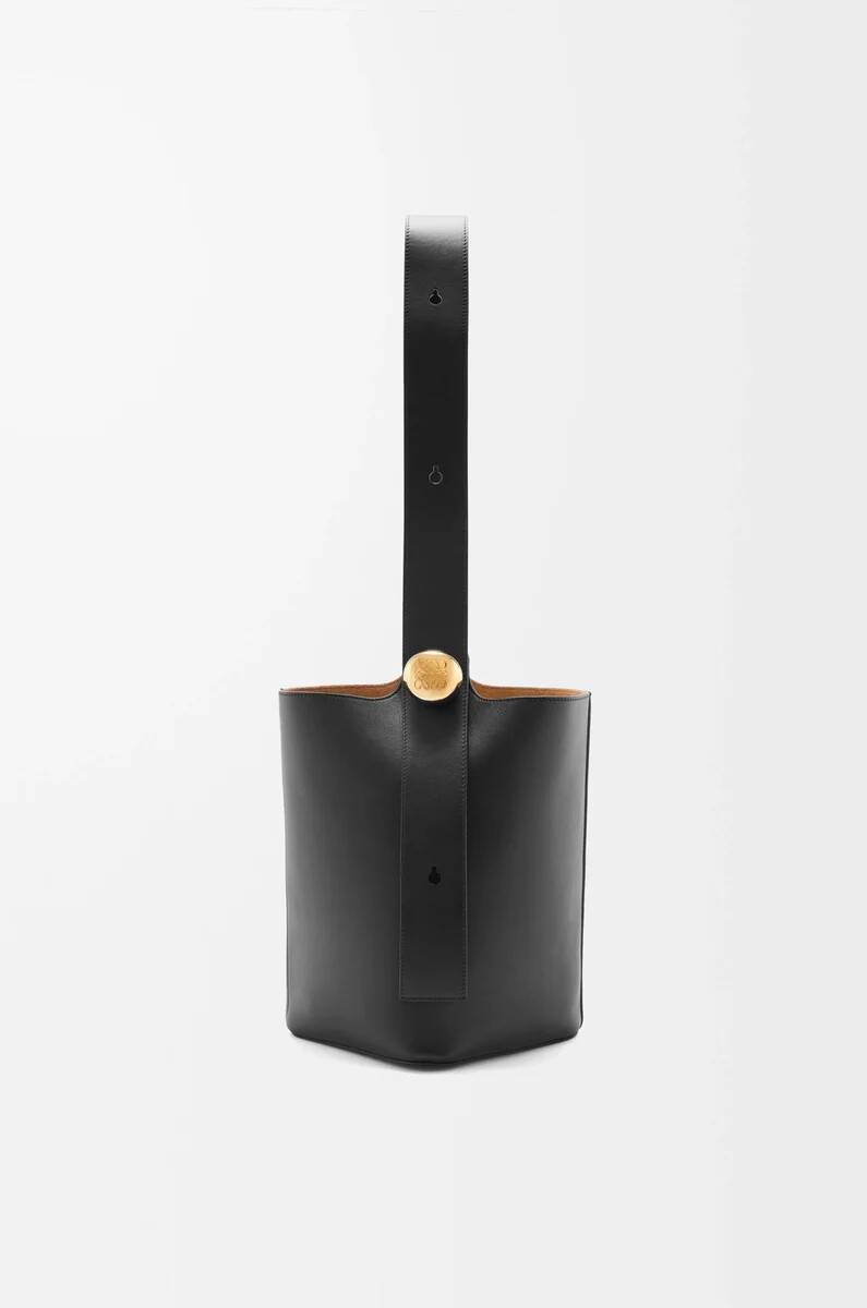 cubo pebble mediano en piel de becerro lisa negro