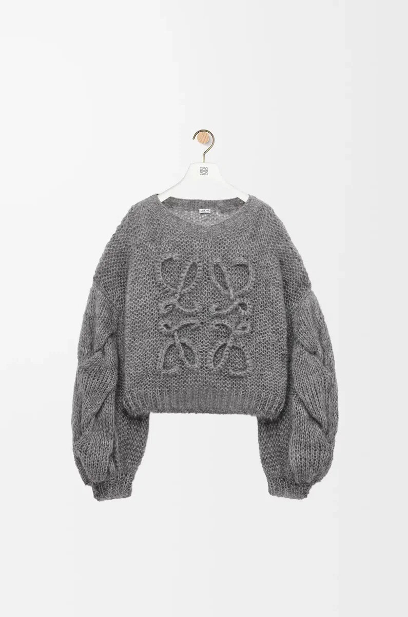 suéter con anagrama en mohair gris jaspeado