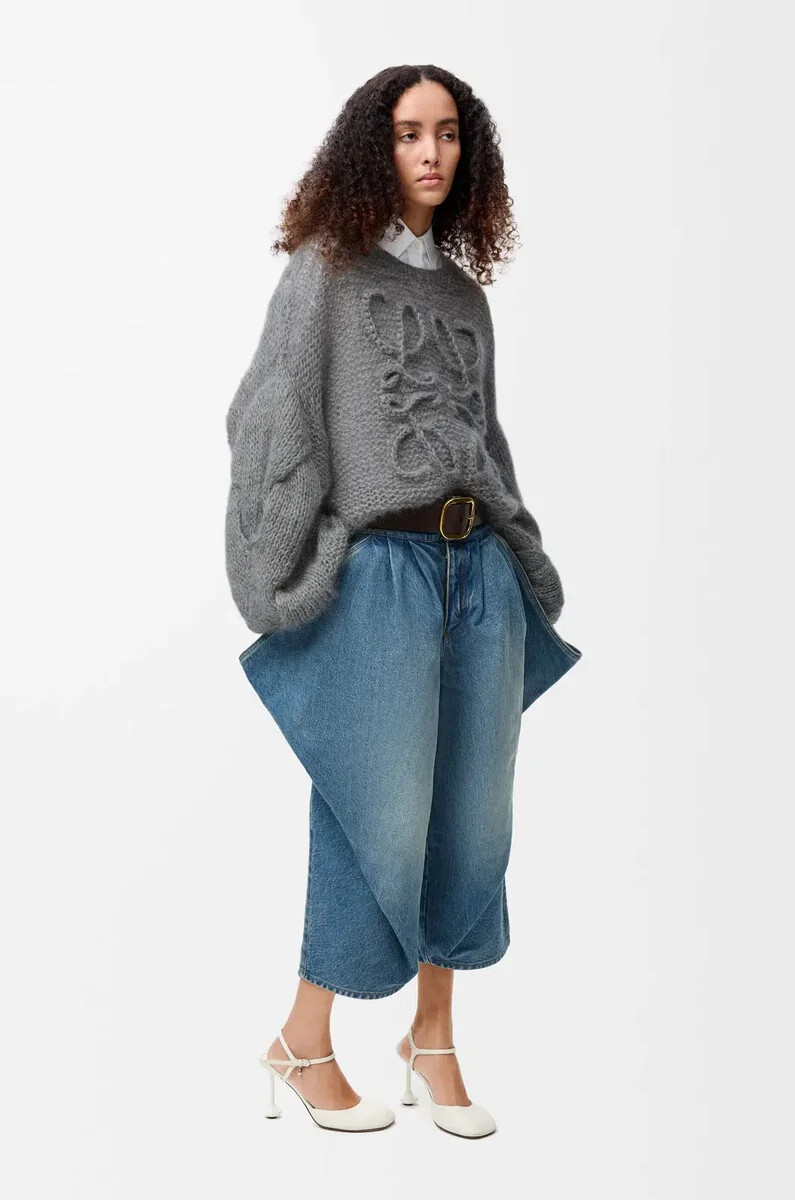 suéter con anagrama en mohair gris jaspeado