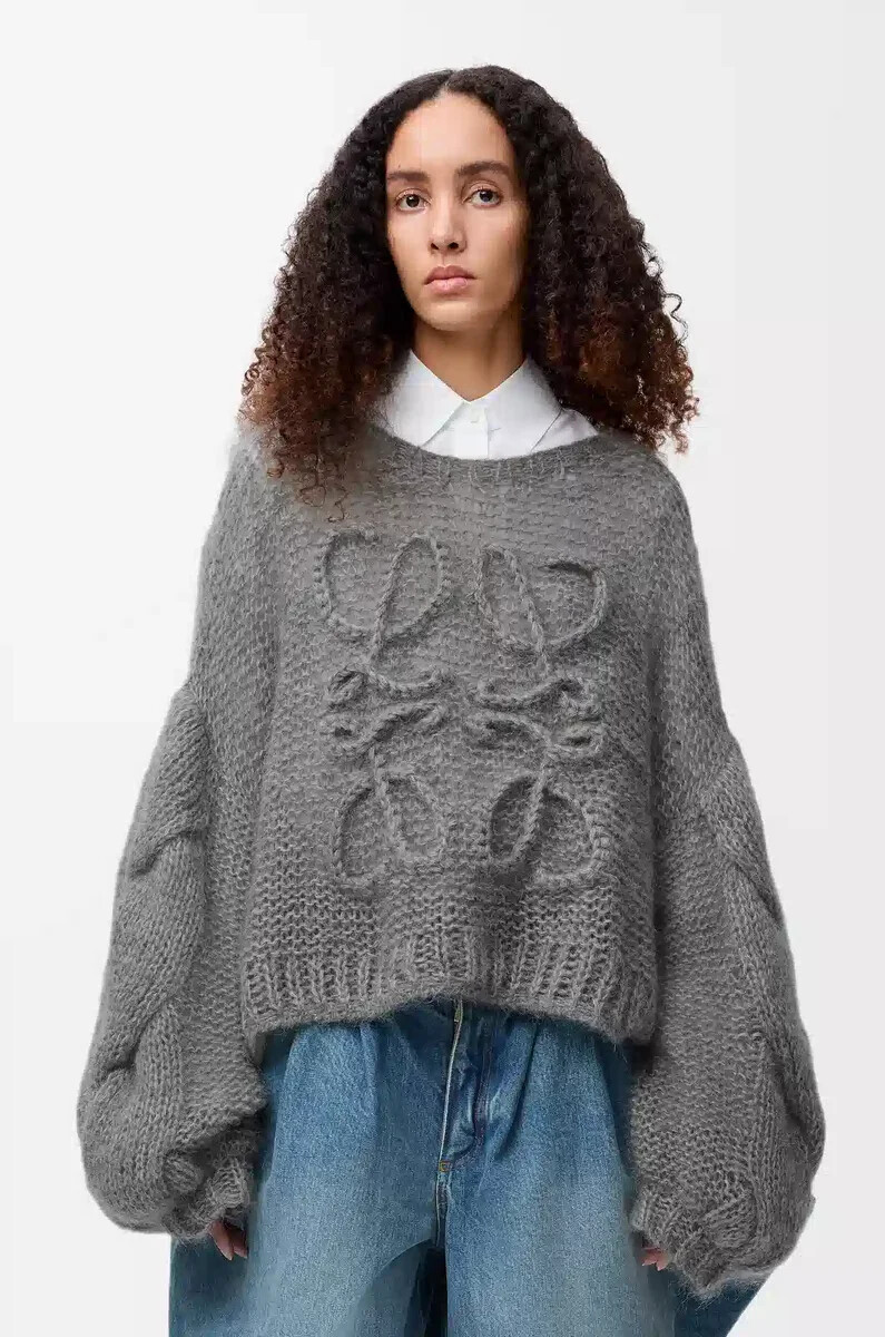 suéter con anagrama en mohair gris jaspeado