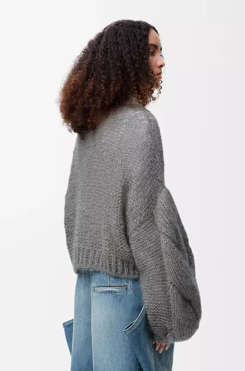 suéter con anagrama en mohair gris jaspeado