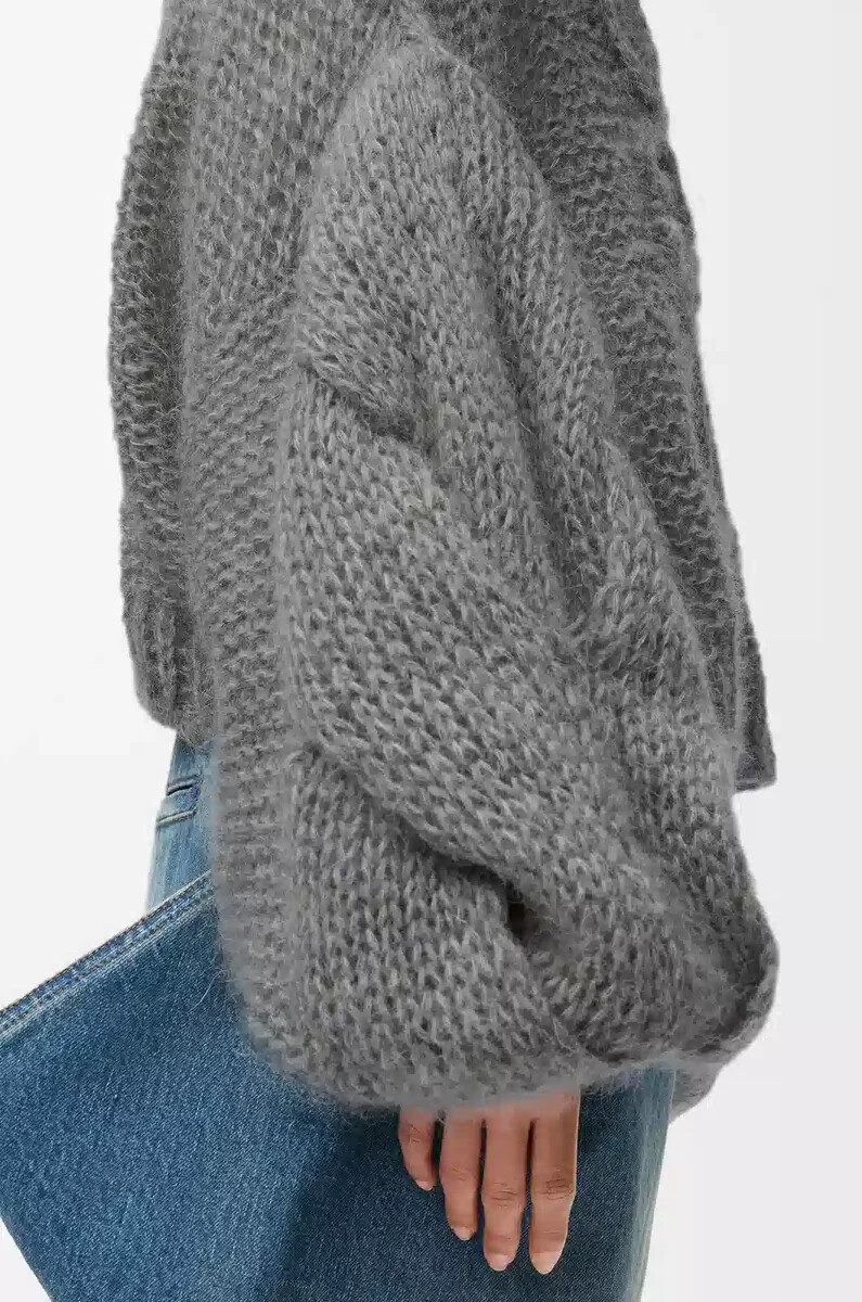 suéter con anagrama en mohair gris jaspeado