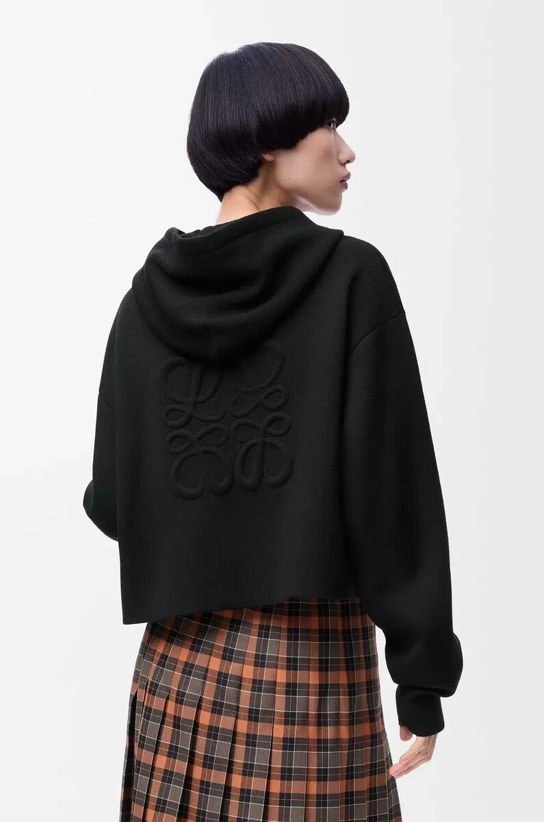 sudadera con capucha y cremallera con anagrama en lana negra