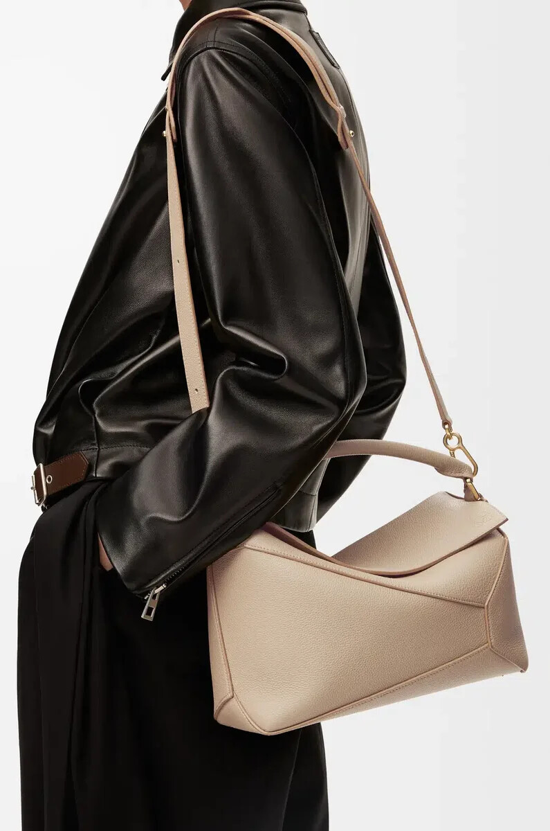 bolso mediano puzzle edge en piel de becerro granulada suave color arena