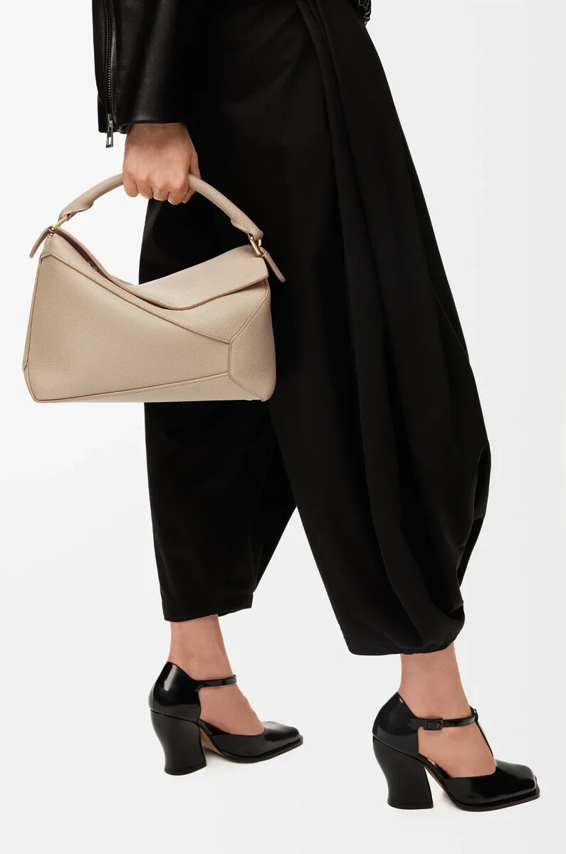 bolso mediano puzzle edge en piel de becerro granulada suave color arena