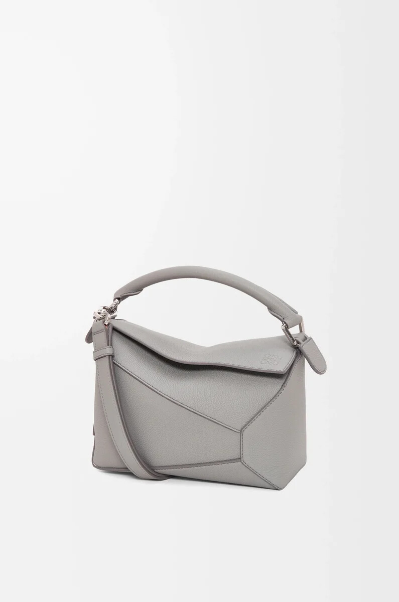 bolso pequeño puzzle edge en piel de becerro granulada suave color gris perla