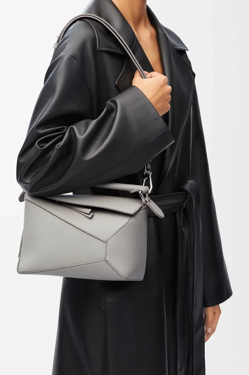 bolso pequeño puzzle edge en piel de becerro granulada suave color gris perla