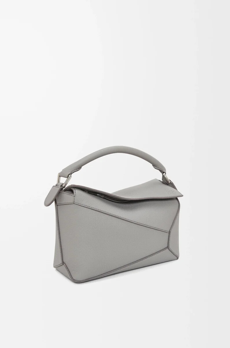 bolso pequeño puzzle edge en piel de becerro granulada suave color gris perla