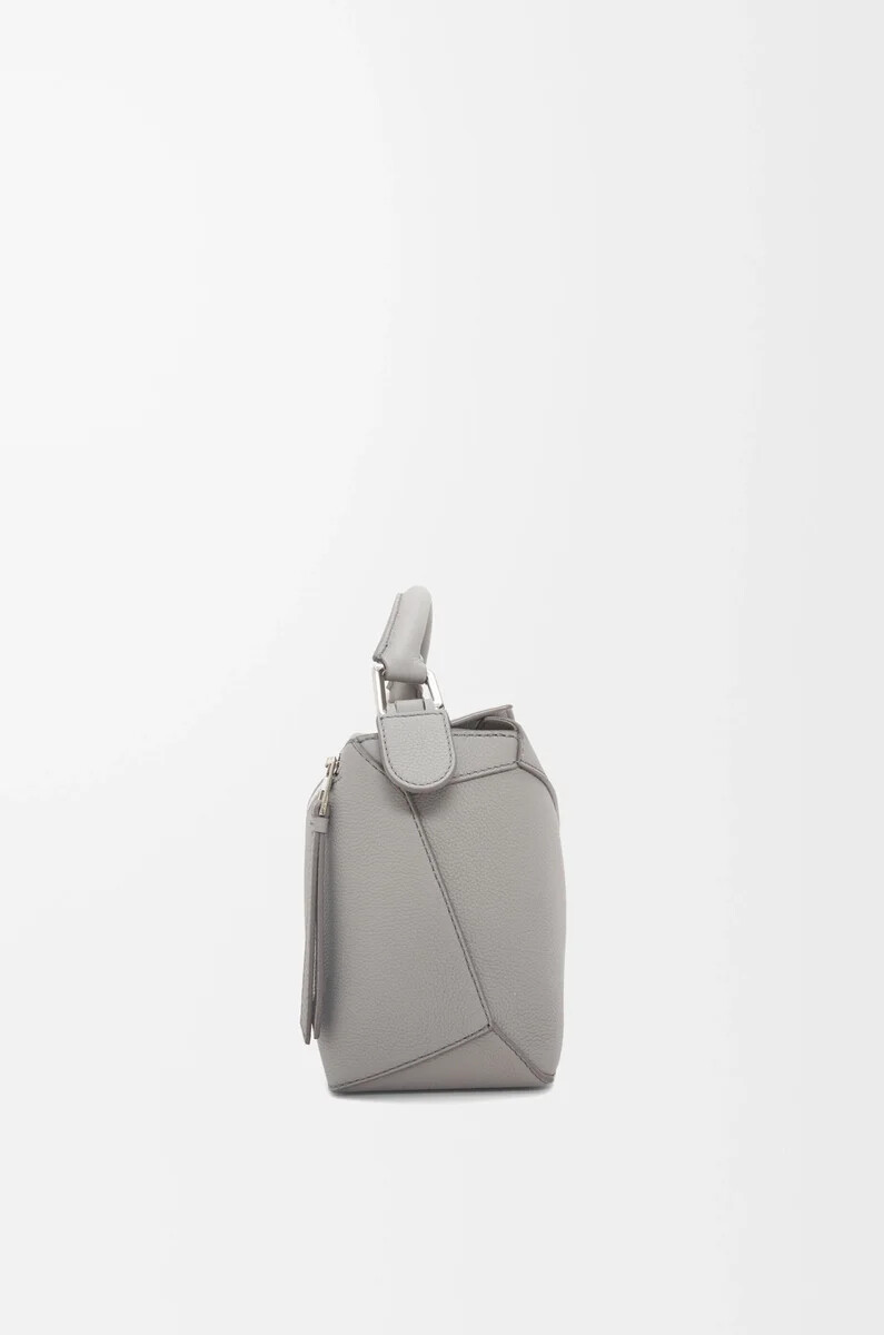 bolso pequeño puzzle edge en piel de becerro granulada suave color gris perla