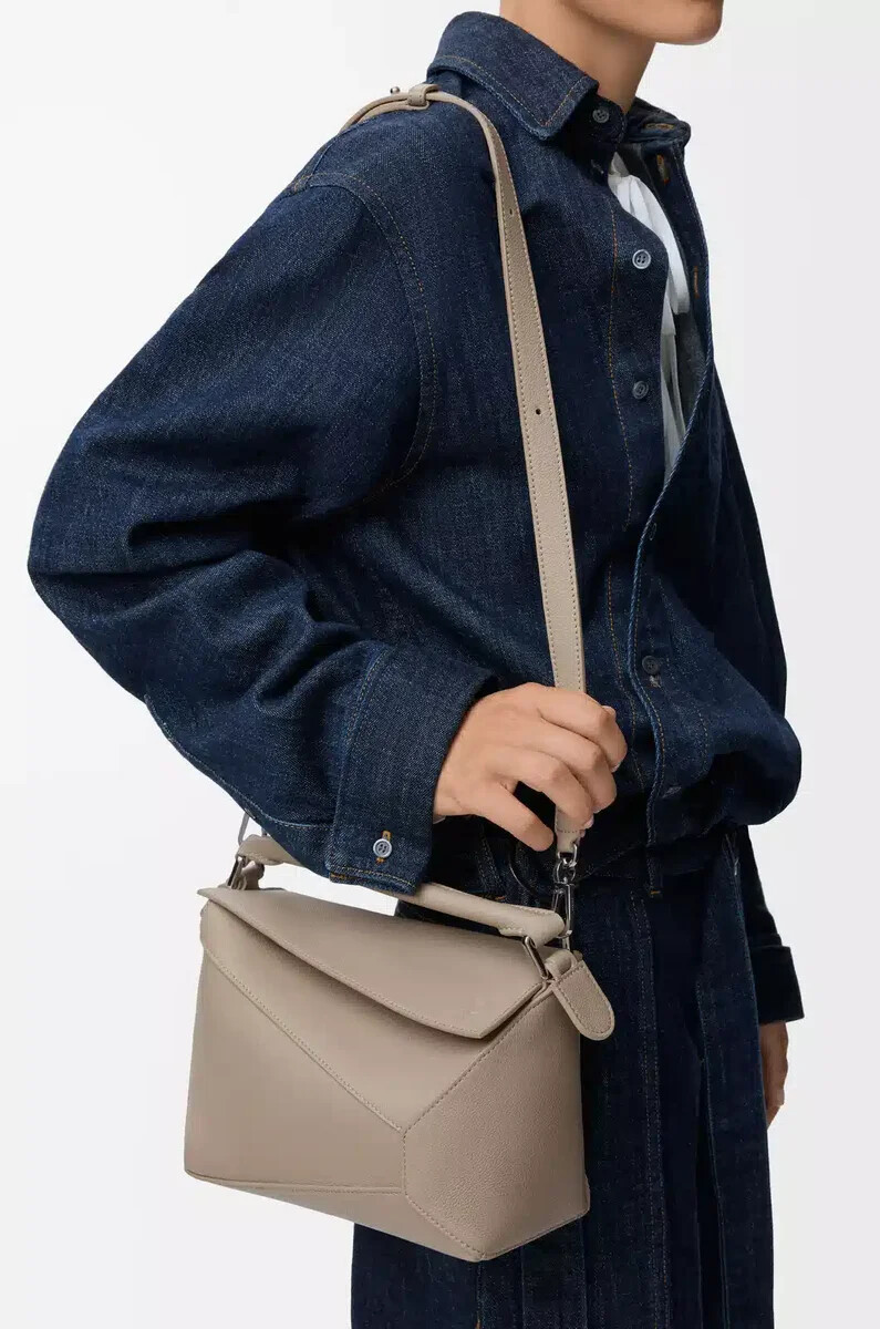 bolso pequeño puzzle edge en piel de becerro granulada suave color arcilla