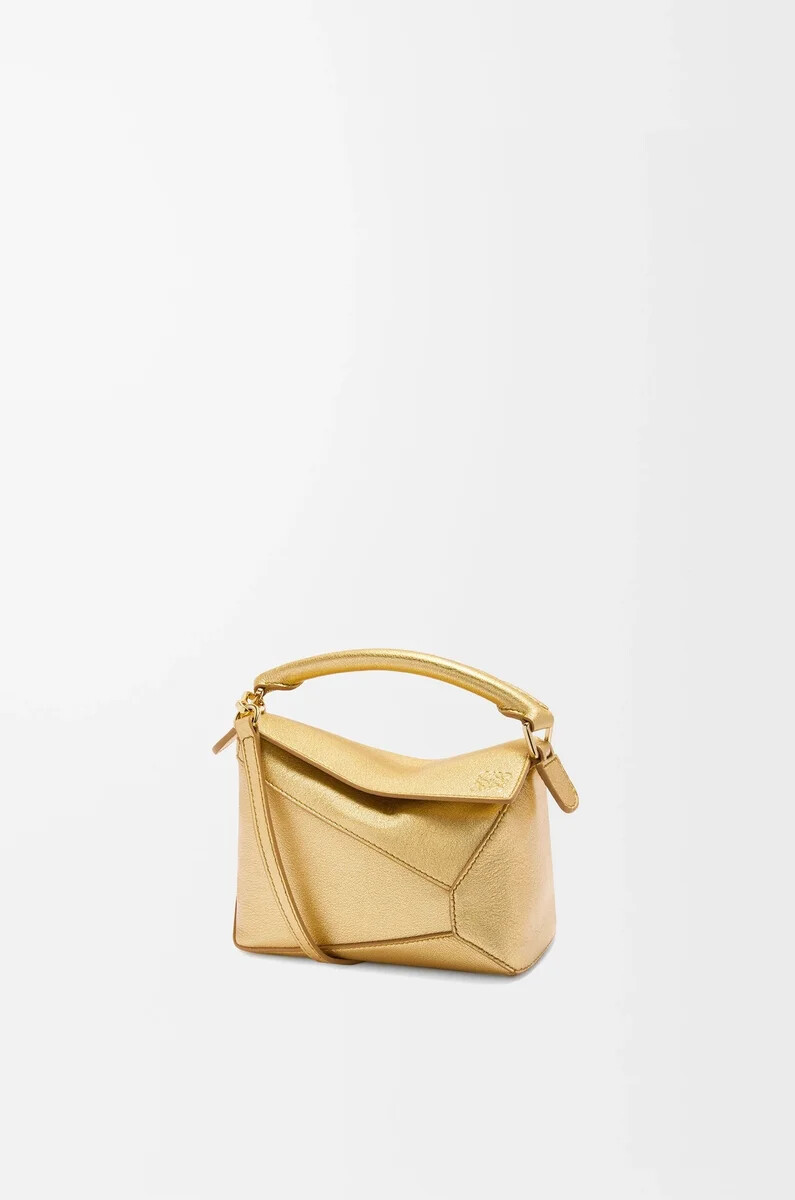 bolso mini puzzle edge en piel de cordero laminada oro