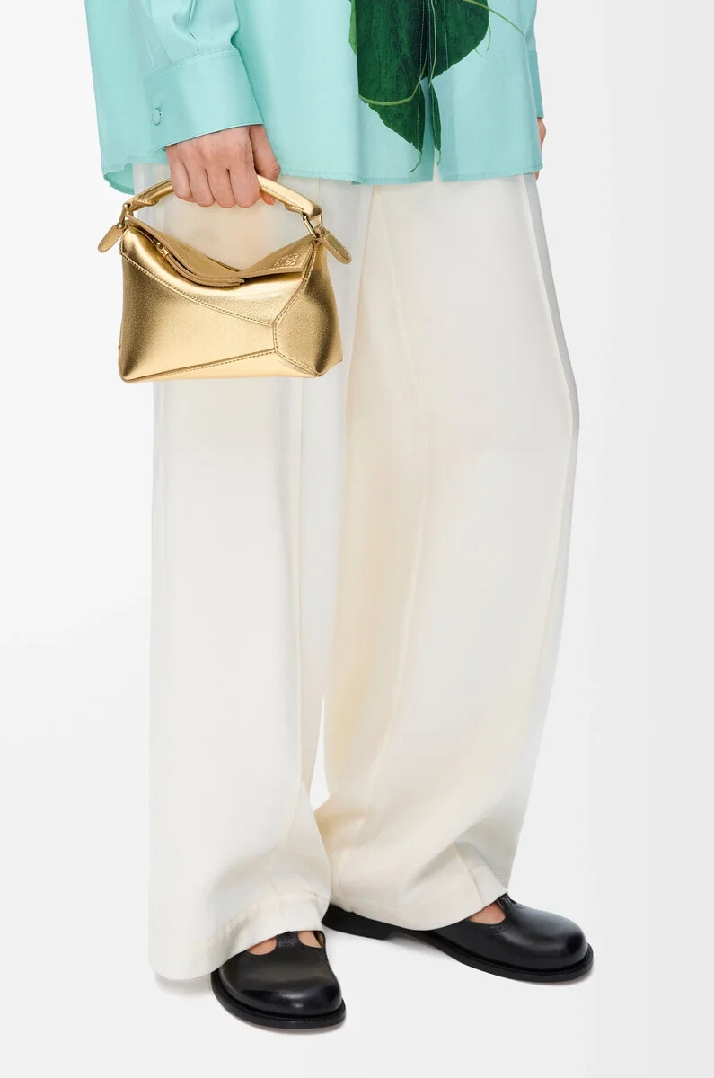 bolso mini puzzle edge en piel de cordero laminada oro