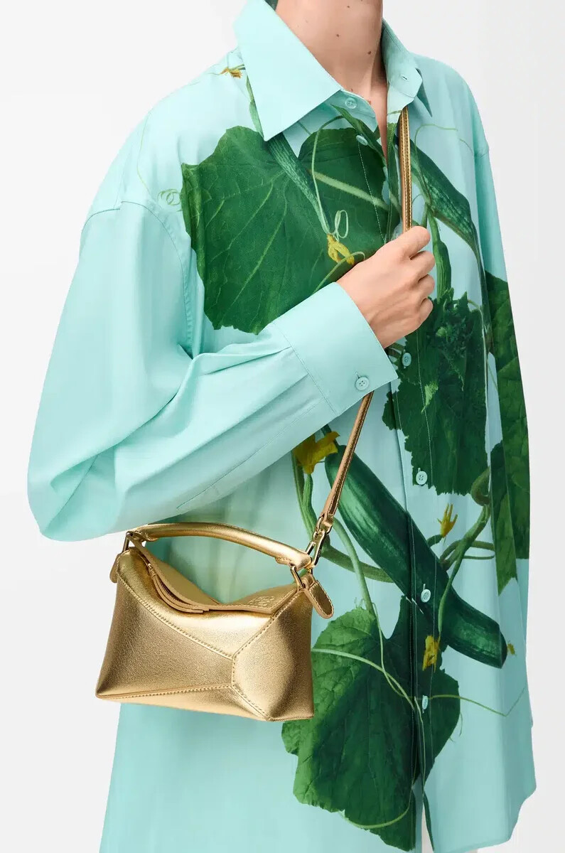 bolso mini puzzle edge en piel de cordero laminada oro
