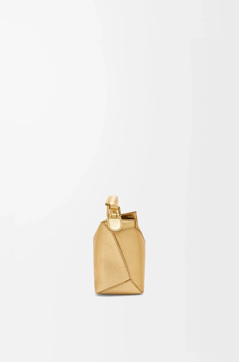 bolso mini puzzle edge en piel de cordero laminada oro