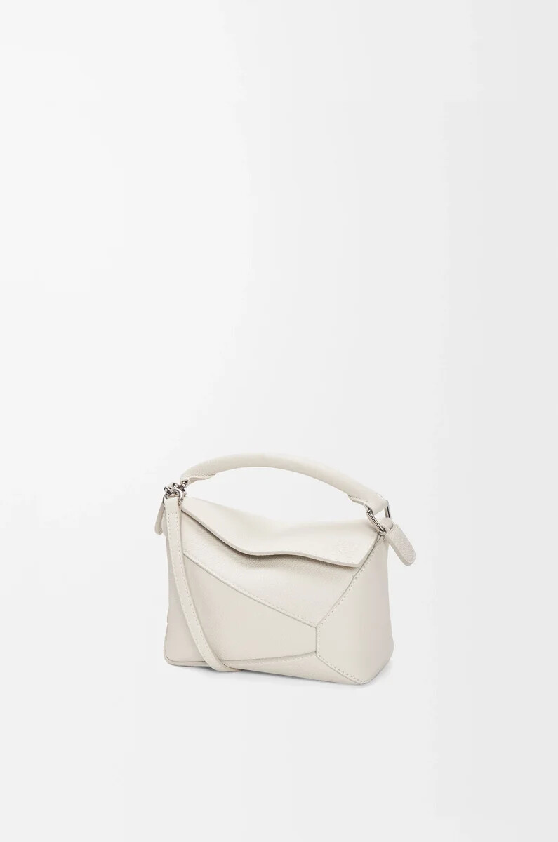 bolso mini puzzle edge en piel de becerro granulada suave light ghost