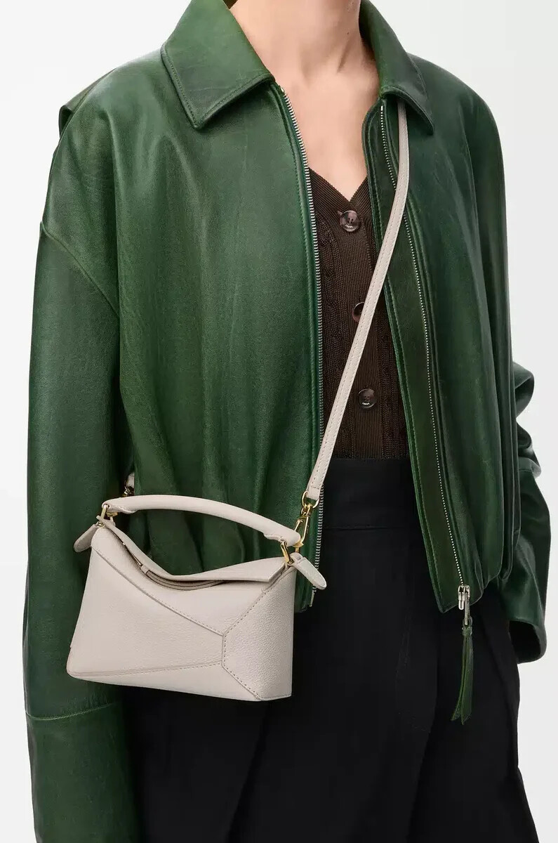 bolso mini puzzle edge en piel de becerro granulada suave light ghost