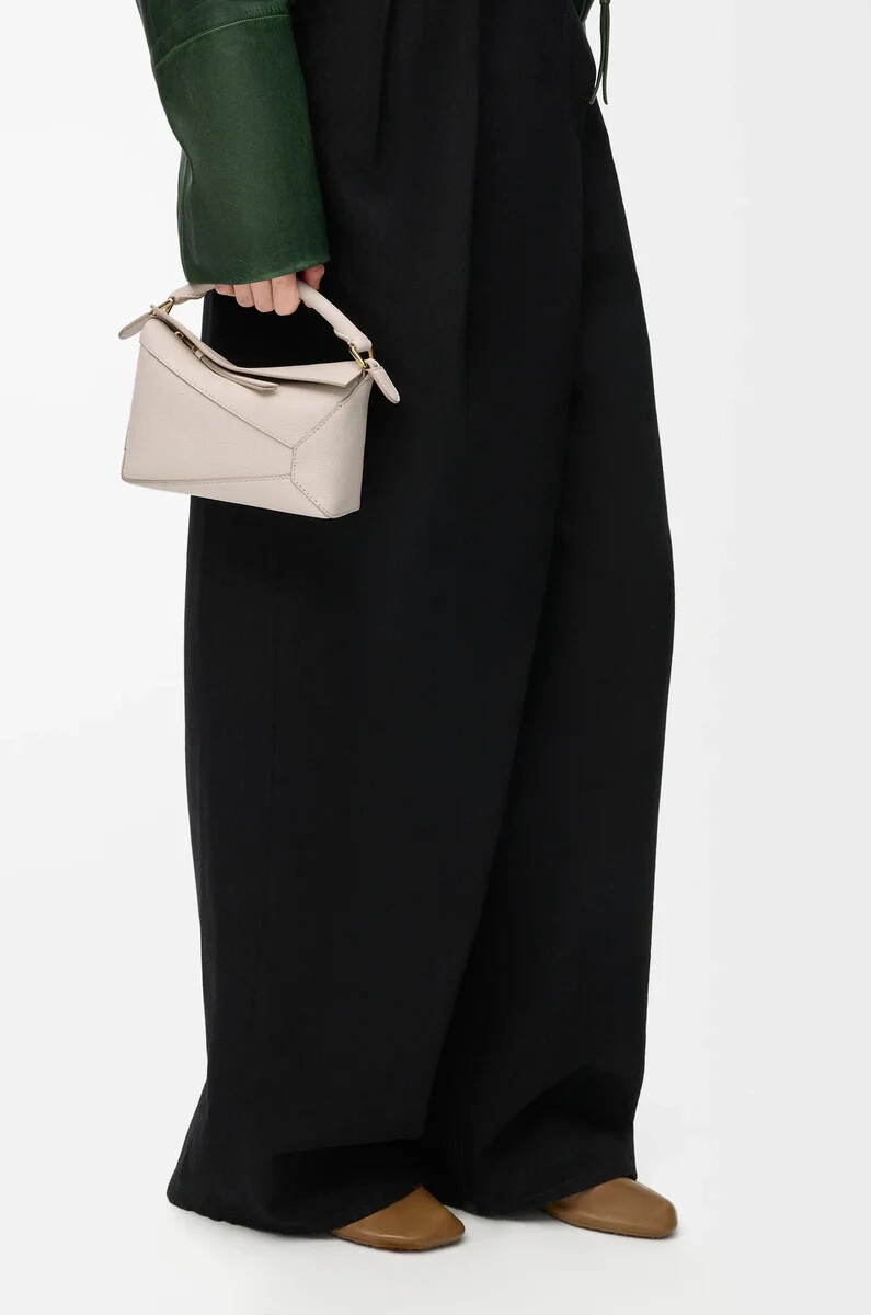 bolso mini puzzle edge en piel de becerro granulada suave light ghost