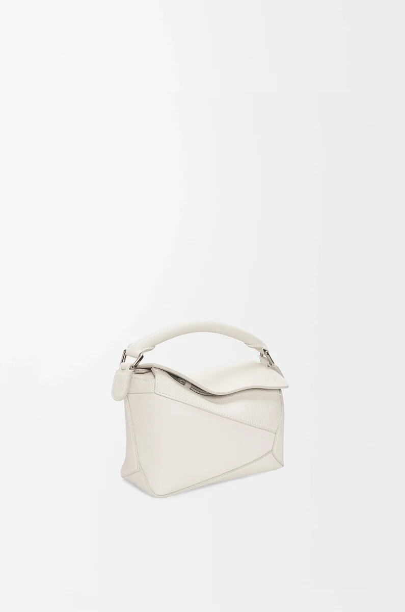 bolso mini puzzle edge en piel de becerro granulada suave light ghost