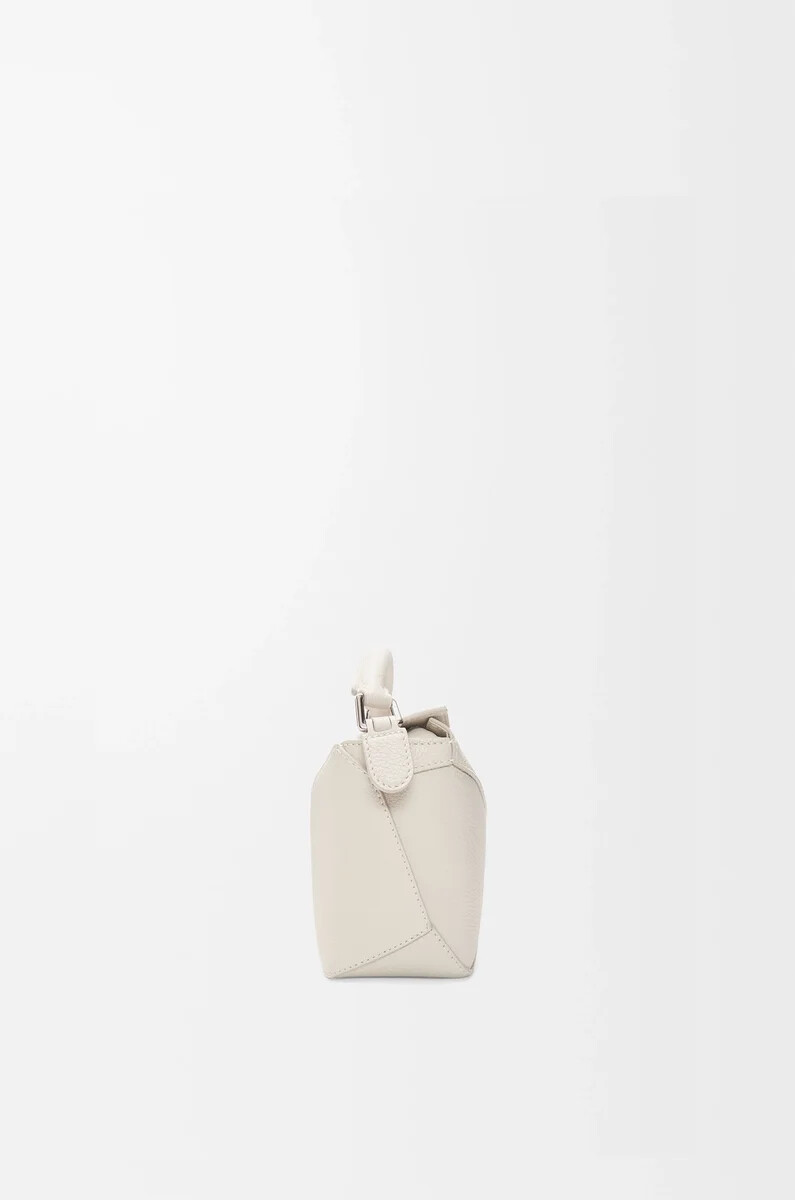 bolso mini puzzle edge en piel de becerro granulada suave light ghost