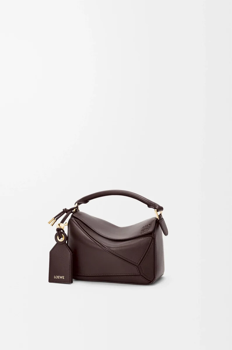 bolso mini featherlight puzzle en piel de cordero napa color castaño oscuro