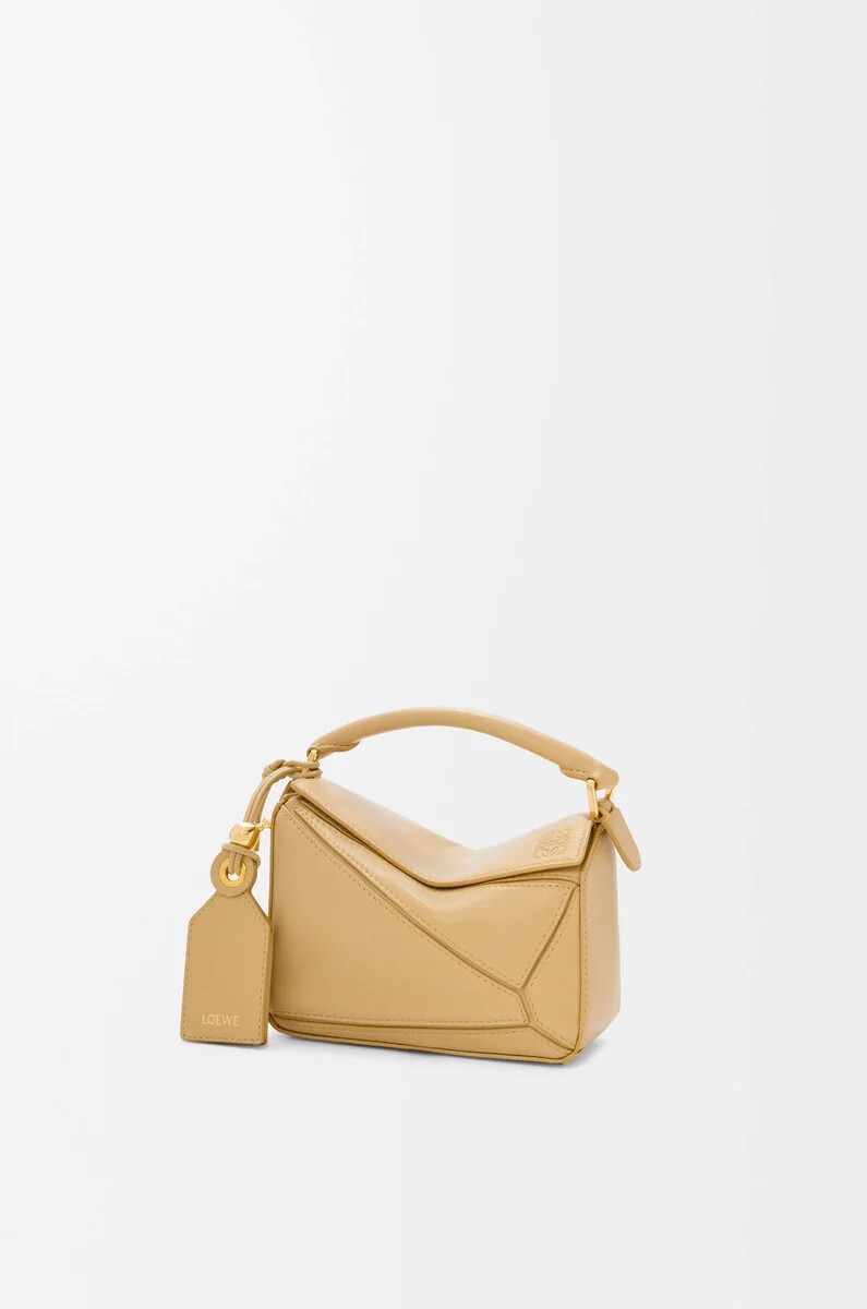 bolso mini featherlight puzzle en piel de cordero napa color mantequilla oscura