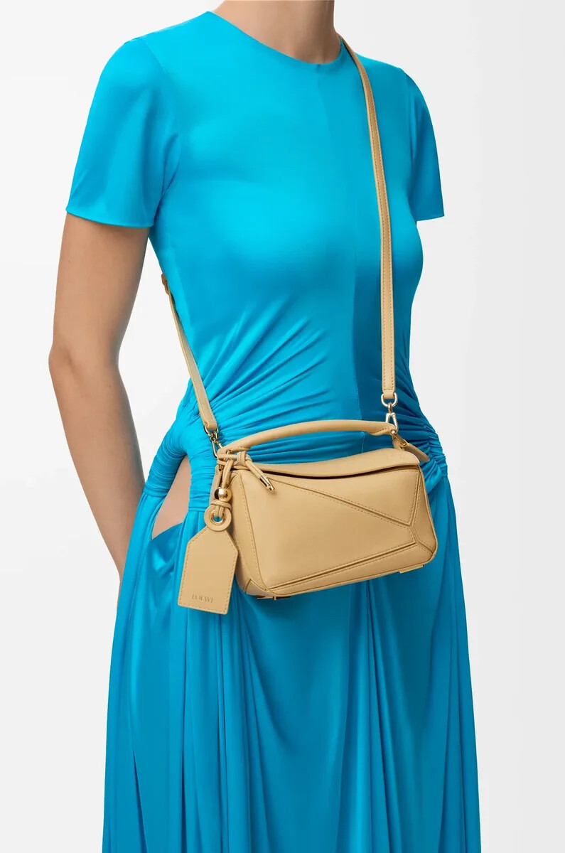 bolso mini featherlight puzzle en piel de cordero napa color mantequilla oscura