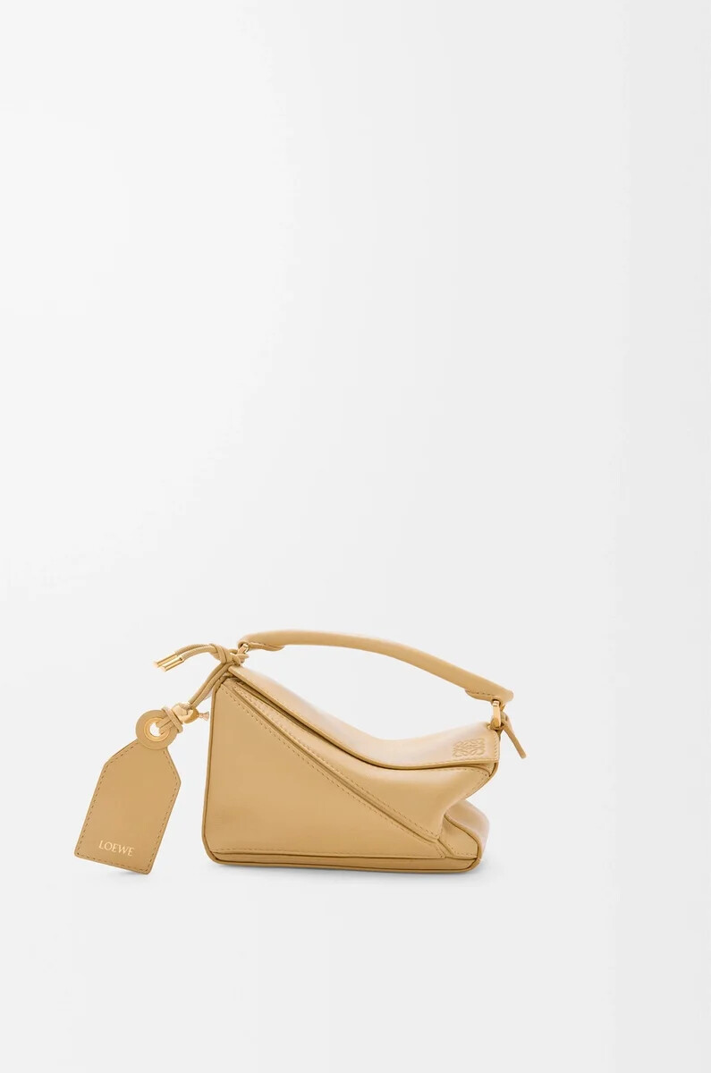 bolso mini featherlight puzzle en piel de cordero napa color mantequilla oscura