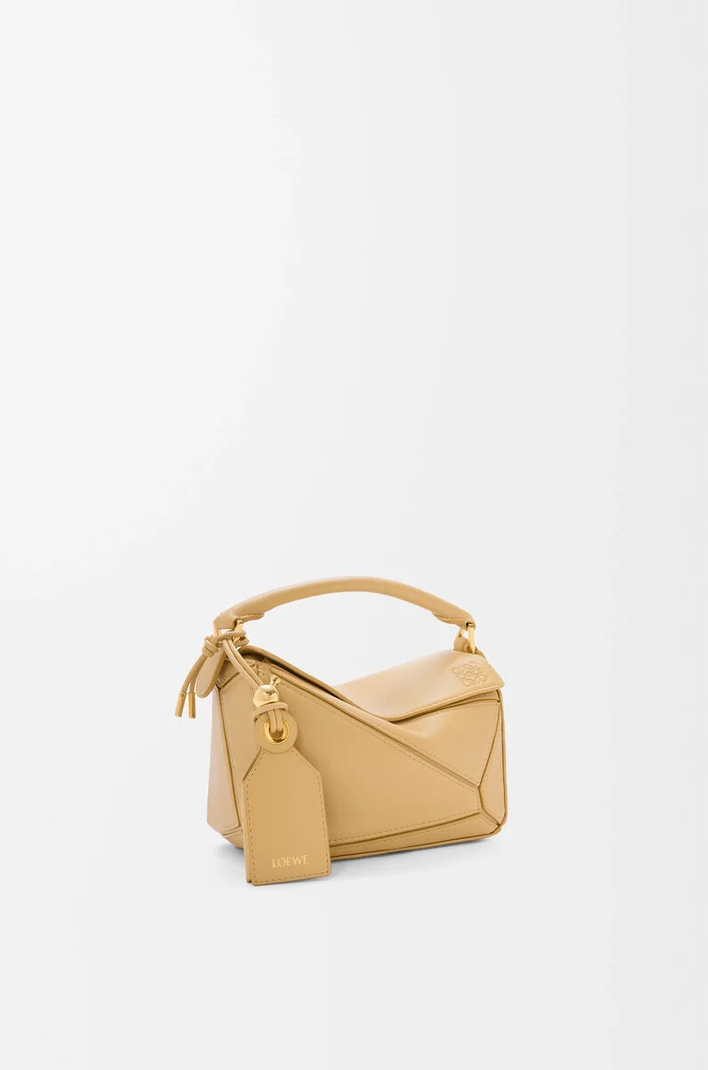 bolso mini featherlight puzzle en piel de cordero napa color mantequilla oscura