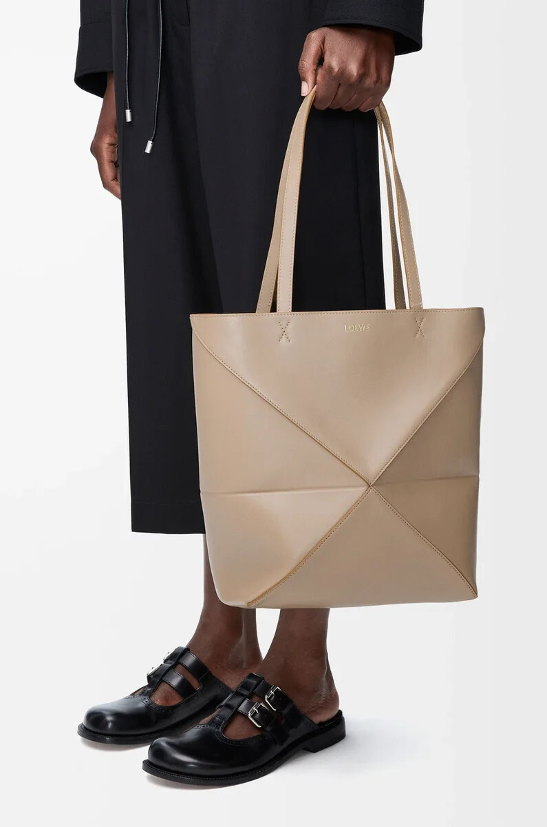 bolso tote mediano puzzle fold en piel de becerro brillante color arena
