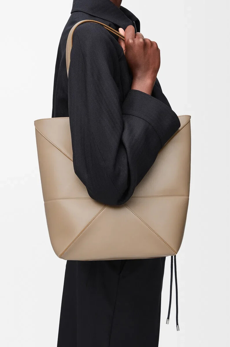 bolso tote mediano puzzle fold en piel de becerro brillante color arena